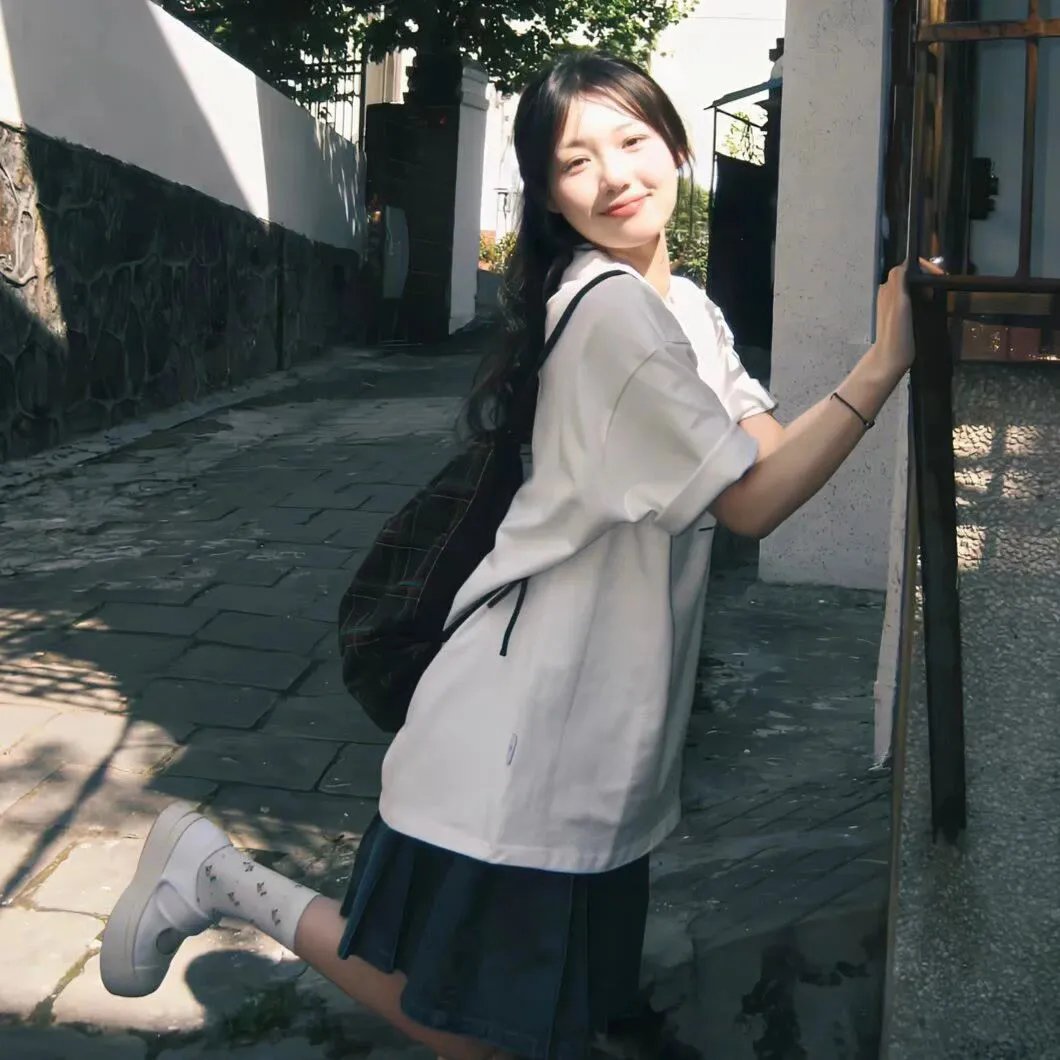 偷偷接吻